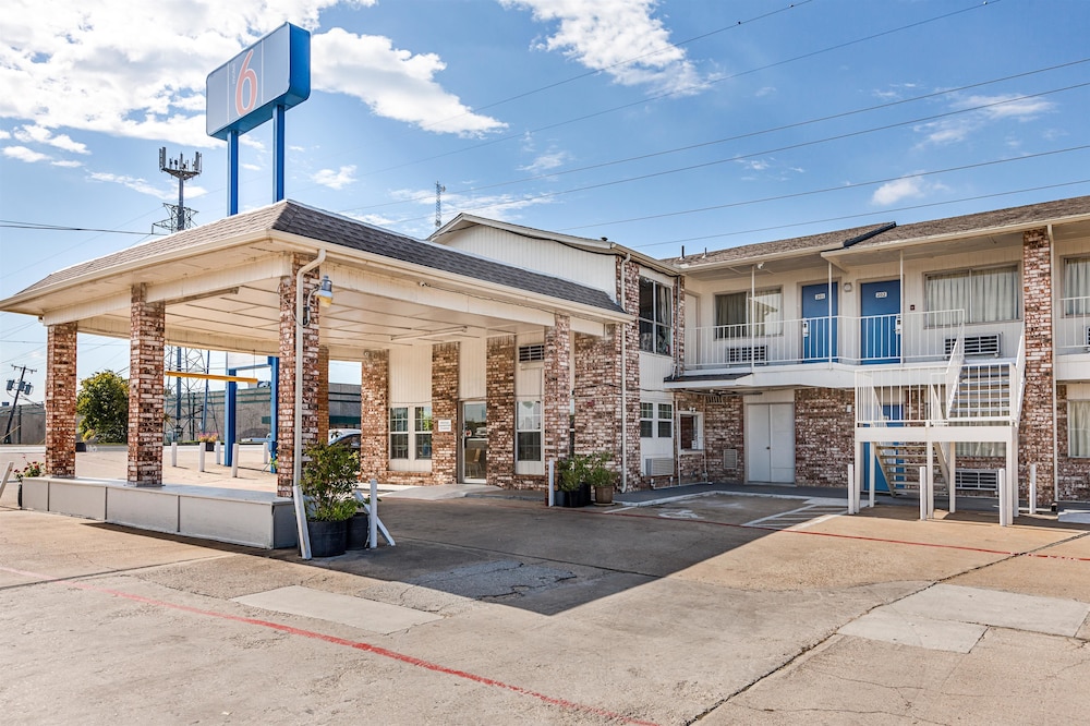 Pet Friendly Motel 6 Fort Worth Sundance Square in Fort Worth, Texas