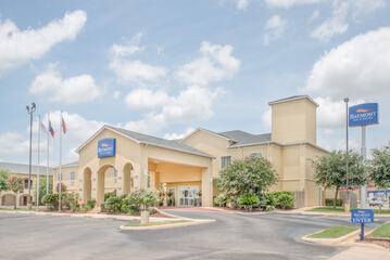 Pet Friendly Baymont by Wyndham Pearsall in Pearsall, Texas