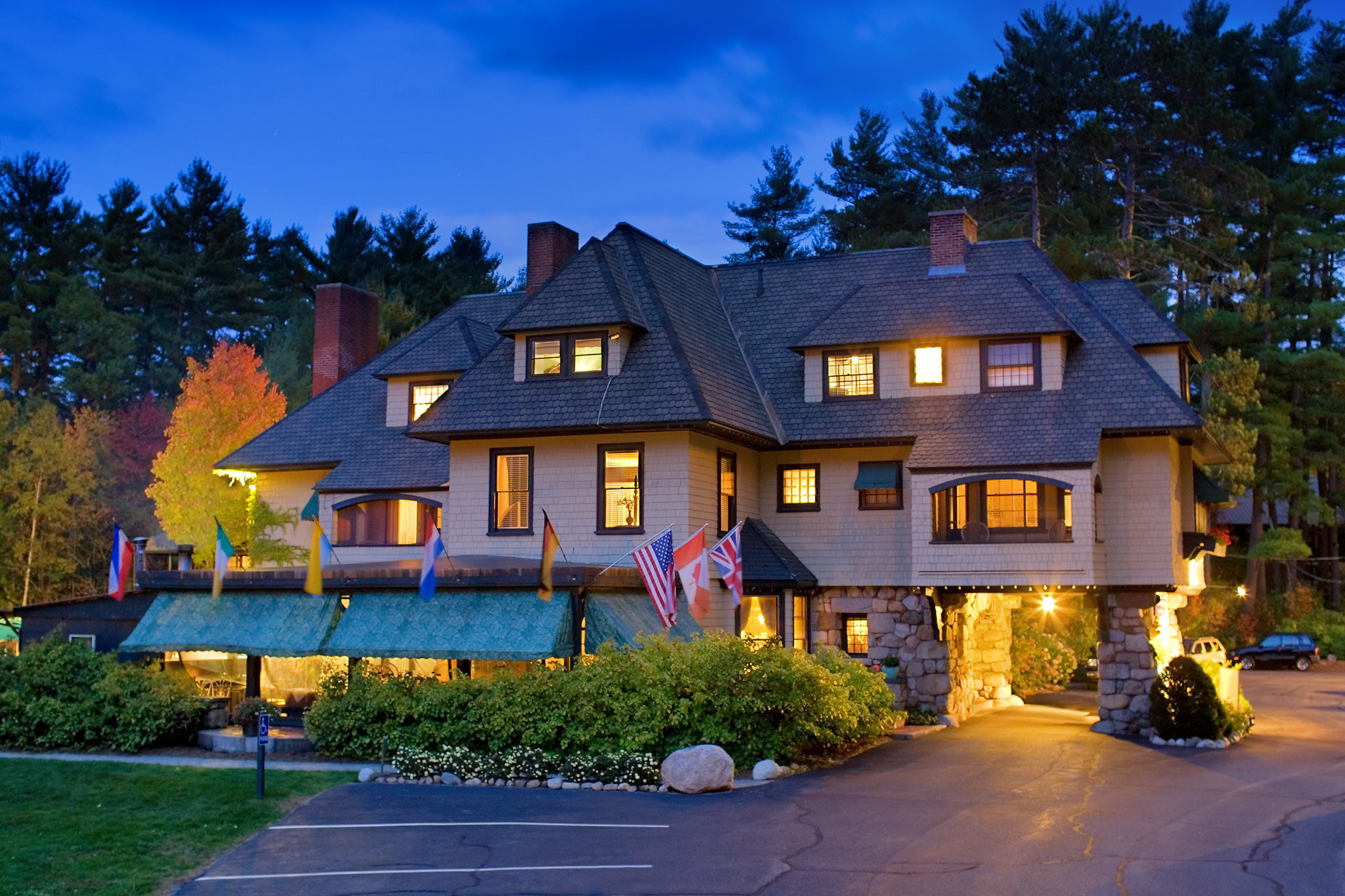 pet-friendly-hotels-in-north-conway-new-hampshire-accepting-dogs-and-cats